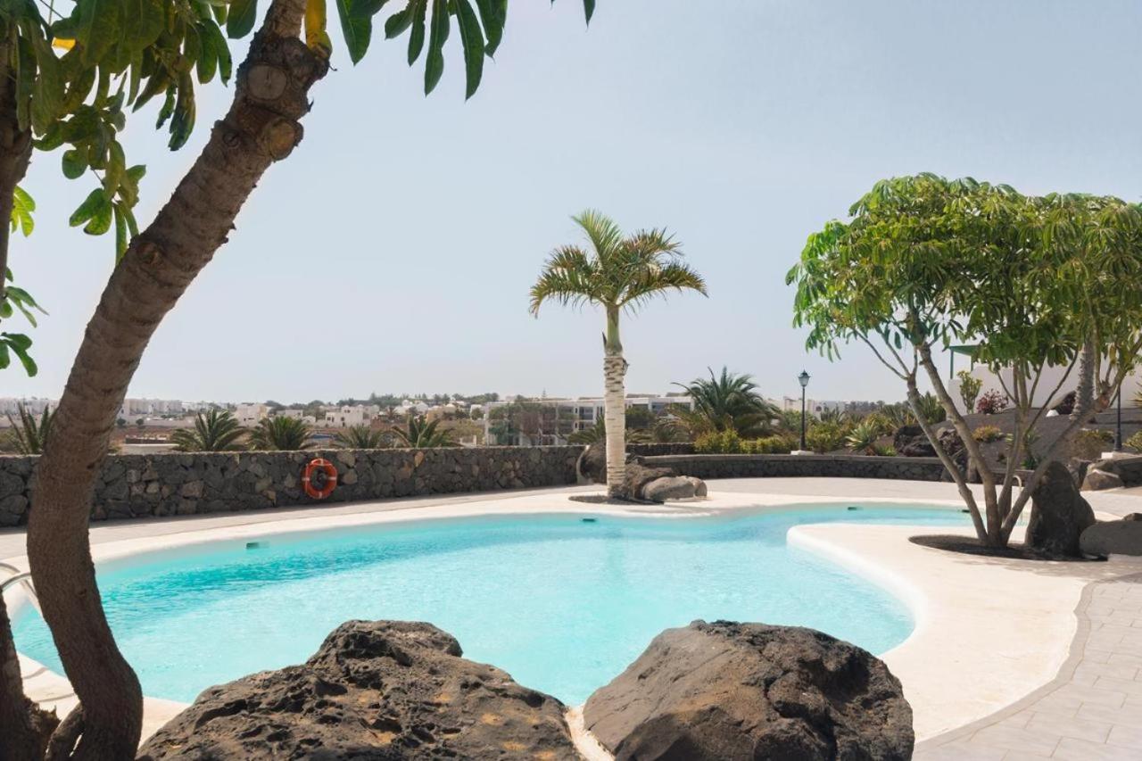 Apartamento Om Con Piscina Y Vistas Al Mar Daire Costa Teguise Dış mekan fotoğraf
